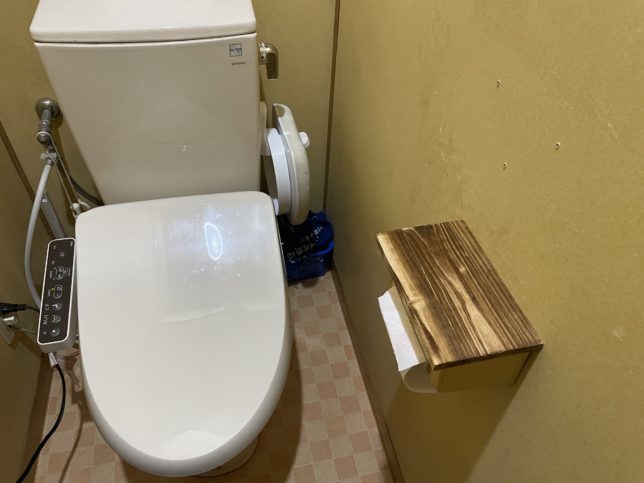 ペーパーホルダーに棚